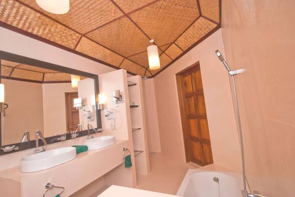 Safari_Island_Maldives_Water_Bungalow_2