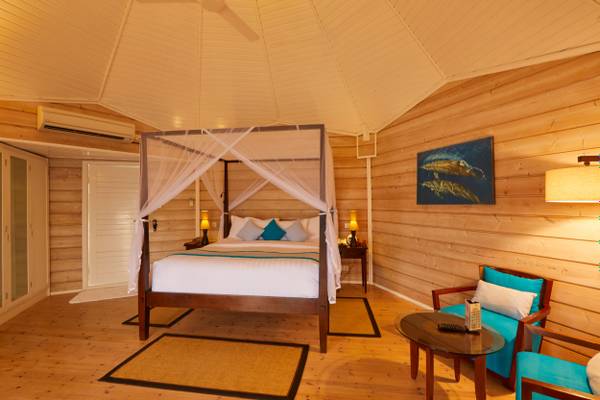 Kuredu Island Resort, Malediven, Sangu Water Villa, Schlafzimmer