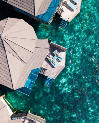 Kuredu Island Resort, Malediven, Sangu Water Villa_Drohnenaufnahme