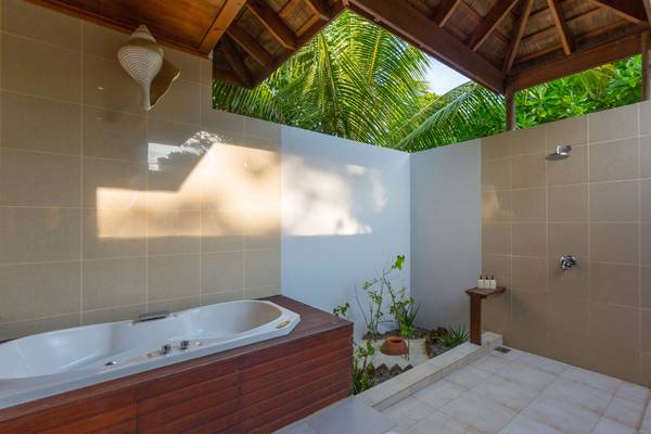 Kuredu Island Resort, Malediven, Private Pool Villa, Badezimmer