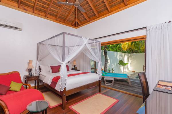 Kuredu Island Resort, Malediven, Private Pool Villa, Schlafzimmer mit Ausgang