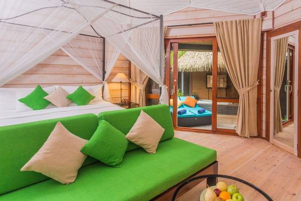Kuredu Island Resort, Malediven, Sangu Jacuzzi Beach Villa, Schlafzimmer mit Bett und Sofa