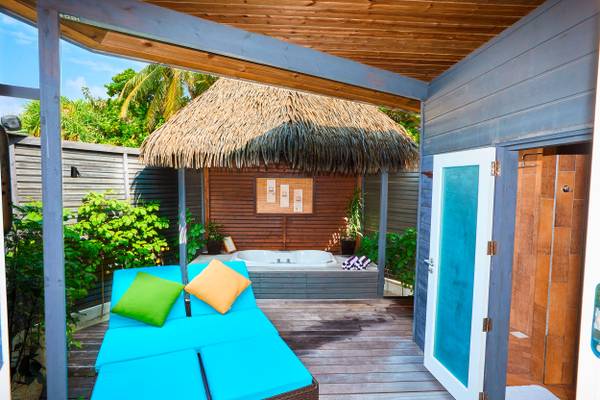 Kuredu Island Resort, Malediven, Sangu Jacuzzi Beach Villa, Terrasse und halboffenes Badezimmer mit Jacuzzi