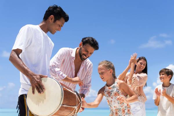 Ritz-Carlton_Maldives_Bodu-Beru-Drummer