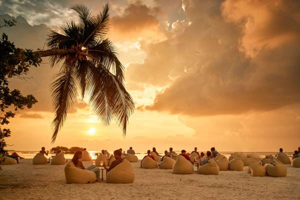 Robinson_Noonu_Sundowner_am_Strand