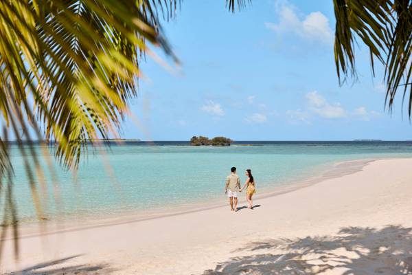 Robinson_Noonu_Strandspaziergang