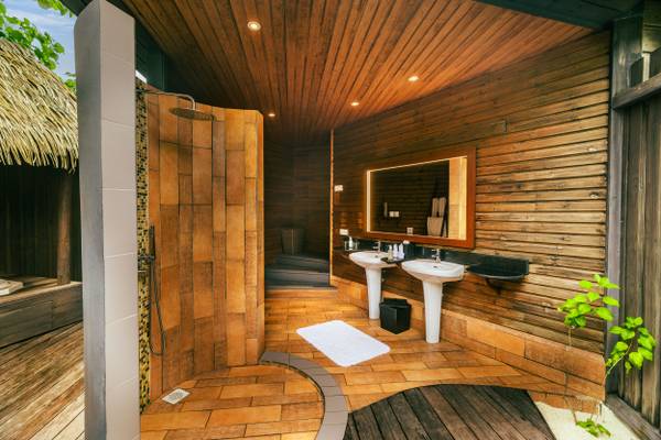 Kuredu_Resort_O_Jacuzzi_Strandvilla_Badezimmer