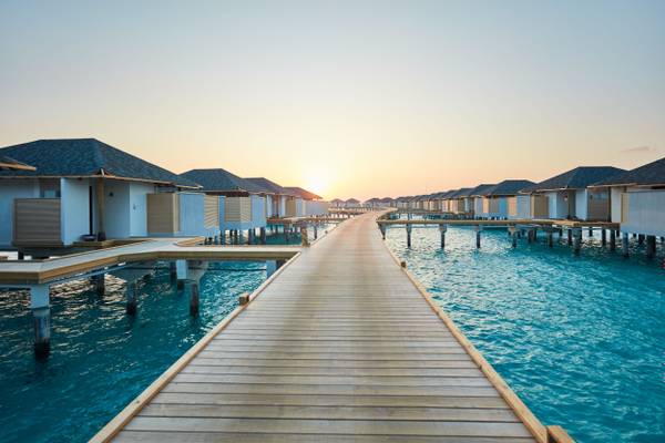 2_NH_Collection_Maldives_Havodda_Resort_Overwater_Villa_Walkway