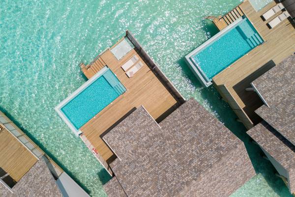 Ananea-Madivaru-Maldives-Water-Pool-Villa-Außenansicht-Drohnenaufnahme