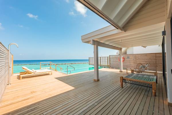Ananea-Madivaru-Maldives-Water-Pool-Villa-Außenansicht-Terrasse