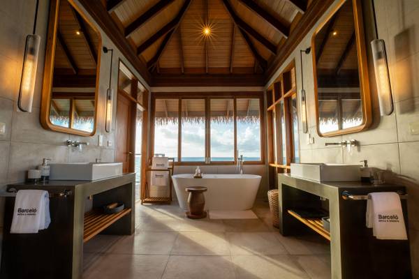 Barceló_Whale_Lagoon_Maldives_Sunset_Water_Villa_12