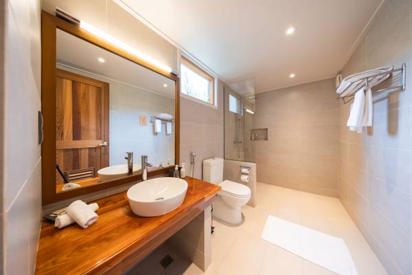 Meeru_Maldives_Family_Villa_Bathroom_1
