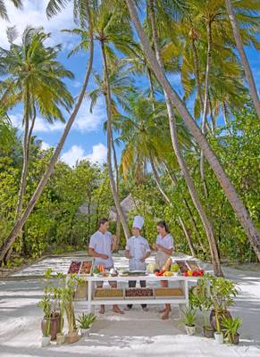 Naladhu_Private_Island_Maldives_Property_Amenity_Coconut_Grove_Cooking_Class_Couple