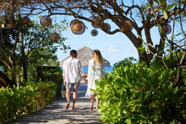 NH_Maldives_Kuda_Rah_Resort_Yoga_Couple_Walk