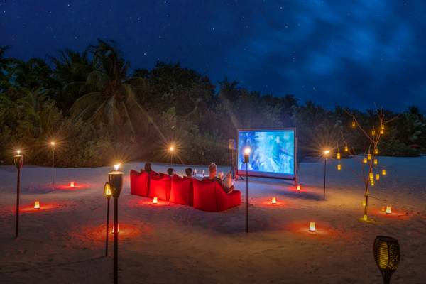 Niyama Private Islands - Family  Movie Under the stars 01