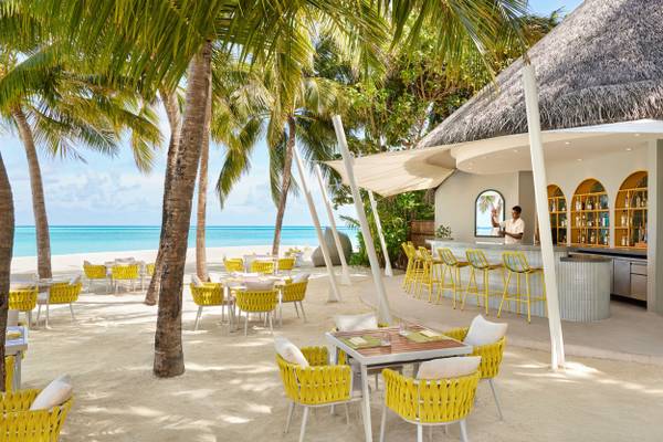 Niyama Private Islands -Restaurant_Dune_bartender_03