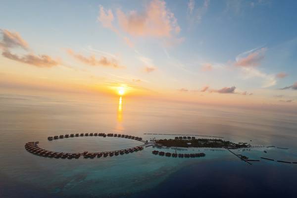 Veligandu Island Resort, Malediven, Drohnenaufnahme zum Sonnenaufgang von Steffen Abel