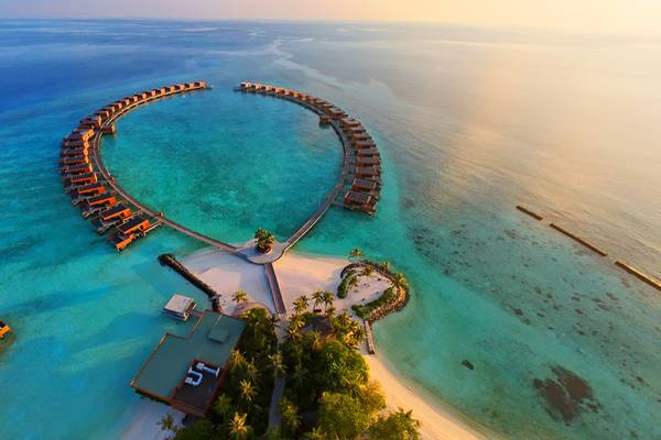 Veligandu Island Resort, Malediven, Drohnenaufnahme Ocean Pool Villas zum Sonnenaufgang von Steffen Abel