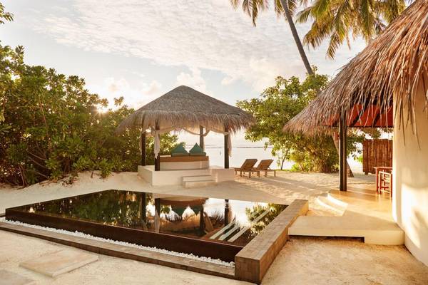 Sun Siyam Iru Fushi, Malediven, Family Deluxe Beach Villa with Pool, Außenbereich mit Pool und Cabana