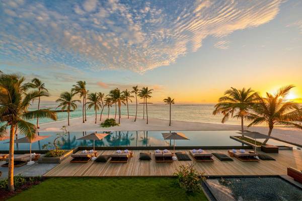Alila Kothaifaru Maldives, Malediven, Infinity Pool bei Sonnenuntergang