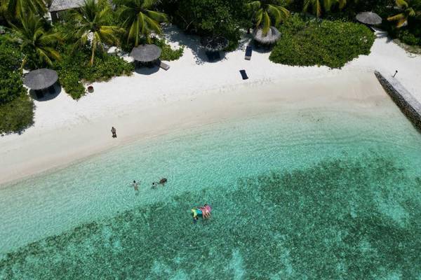 Veligandu Island Resort, Malediven, Beach Villa, Strand