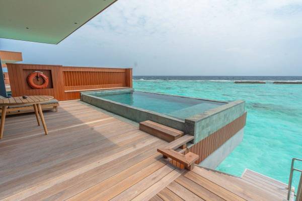 Veligandu Island Resort, Malediven, Ocean Pool Villa, Terrasse mit Pool