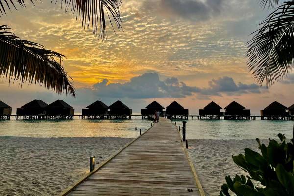 Veligandu Island Resort, Malediven, Sunset Ocean Villa, Steg zu Wasservillen