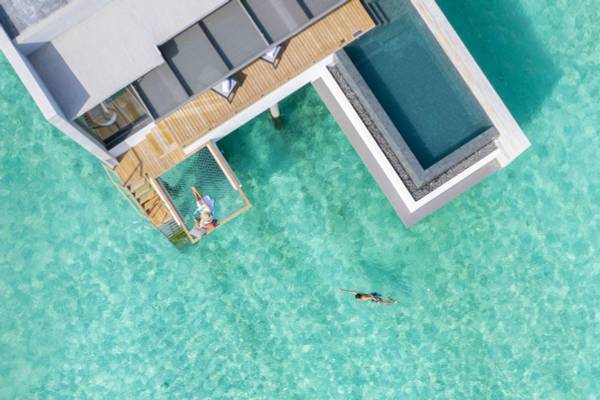 Alila Kothaifaru Maldives, Malediven, Lagoon Overwater Pool Villa, Terrasse