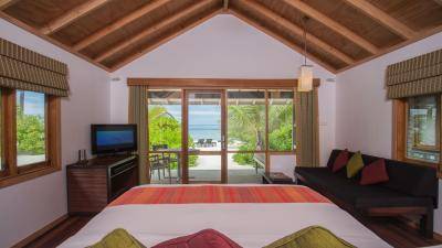 Kuredu Island Resort, Malediven, 'O' Beach Villa, Schlafzimmer mit Ausgang zur Terrassen und Meersicht