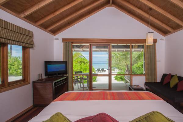Kuredu Island Resort, Malediven, 'O' Beach Villa, Schlafzimmer mit Ausgang zur Terrassen und Meersicht