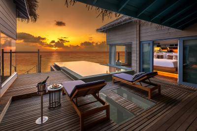 Halcyon_Private-Island_Maldives_Sunset_Overwater_Retreat_2
