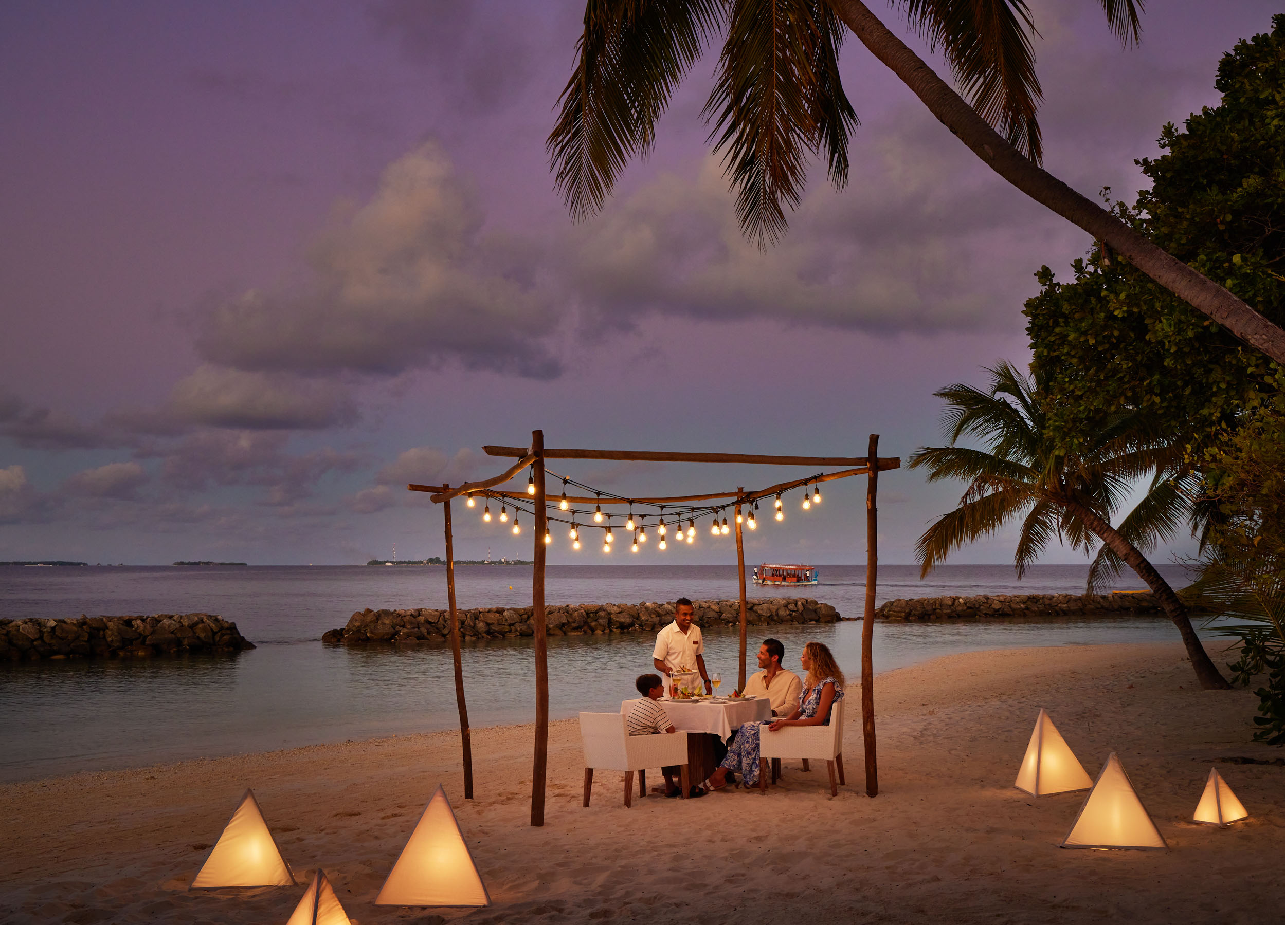 NH_Maldives_Kuda_Rah_Resort_Family_Dining